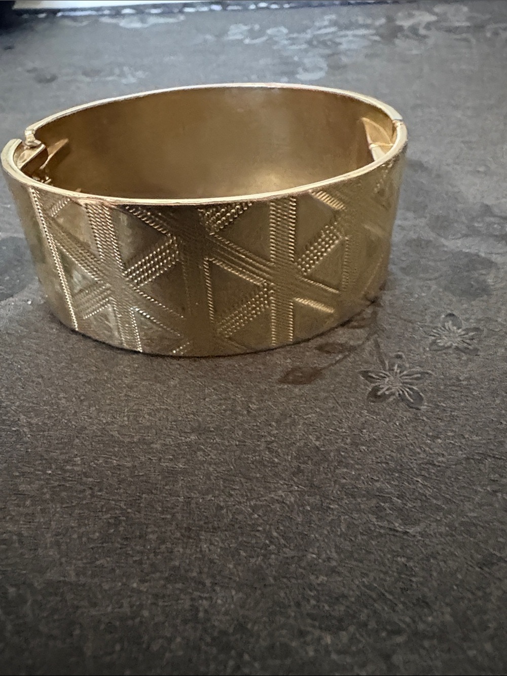 VINTAGE GEOMETRIC EMBOSSED TEXTER GOLD-TONE FINISH HINGED 7" CUFF BRACELET